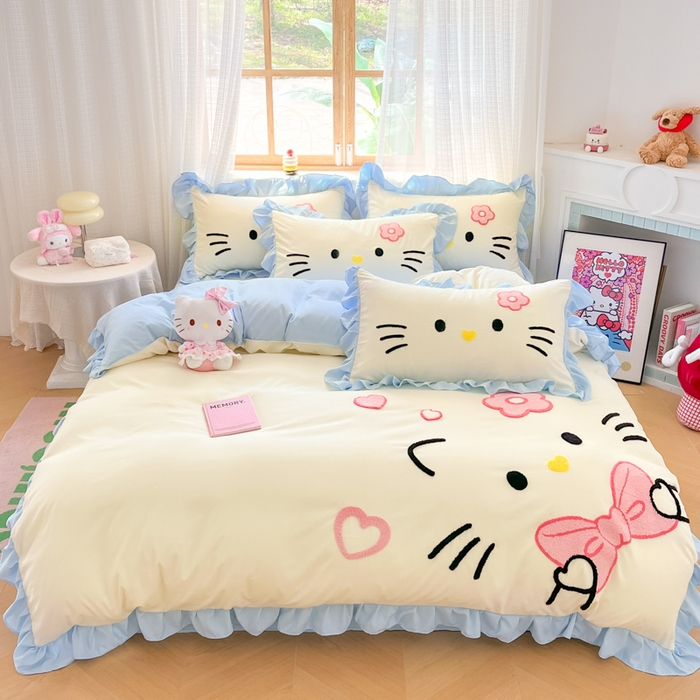 91家纺网 家纺一手货源 找家纺 泉欣家纺 2026新款网红可爱卡通 公主风毛巾绣花水洗棉四件套（专版花型） 甜甜猫咪-奶黄蓝