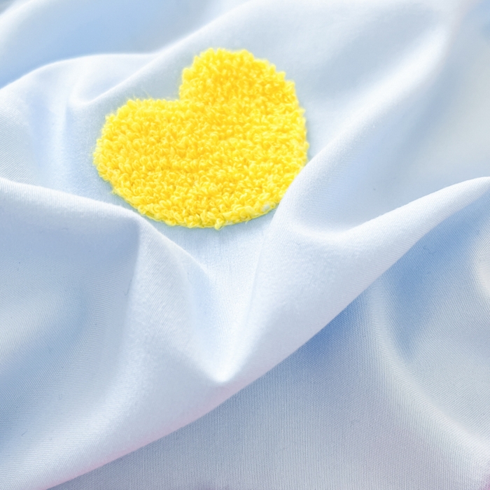 91家纺网 家纺一手货源 找家纺 泉欣家纺 2026新款网红可爱卡通 公主风毛巾绣花水洗棉四件套（专版花型） 甜甜猫咪-蓝粉