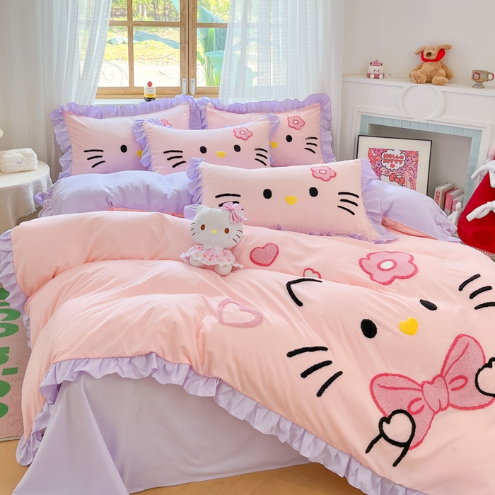 91家纺网 家纺一手货源 找家纺 泉欣家纺 2026新款网红可爱卡通 公主风毛巾绣花水洗棉四件套（专版花型） 甜甜猫咪-粉紫