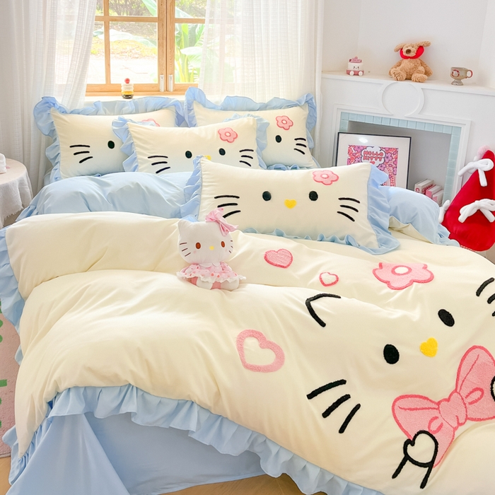 91家纺网 家纺一手货源 找家纺 泉欣家纺 2026新款网红可爱卡通 公主风毛巾绣花水洗棉四件套（专版花型） 甜甜猫咪-奶黄蓝