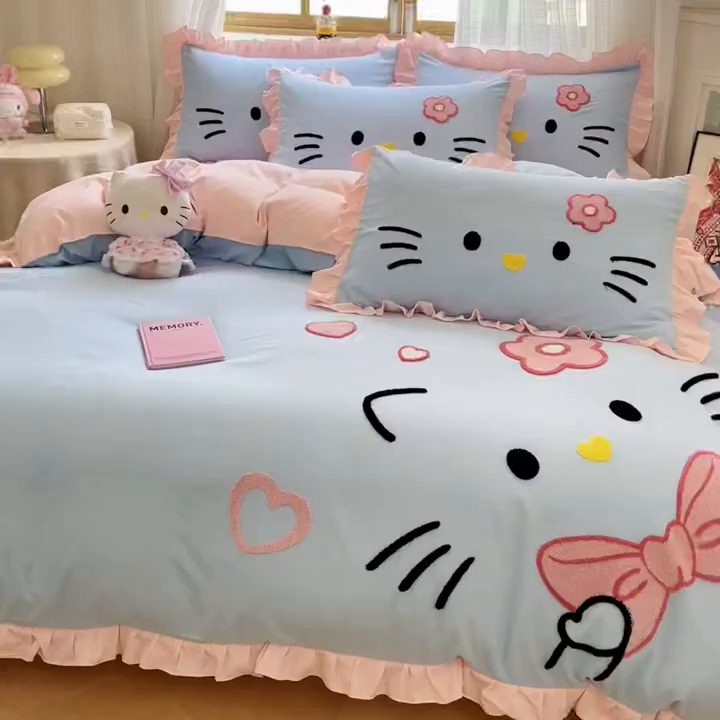 91家纺网 家纺一手货源 找家纺 泉欣家纺 2026新款网红可爱卡通 公主风毛巾绣花水洗棉四件套（专版花型） 甜甜猫咪-蓝粉