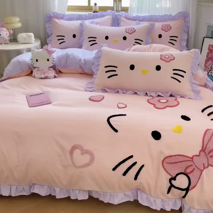 91家纺网 家纺一手货源 找家纺 泉欣家纺 2026新款网红可爱卡通 公主风毛巾绣花水洗棉四件套（专版花型） 甜甜猫咪-粉紫