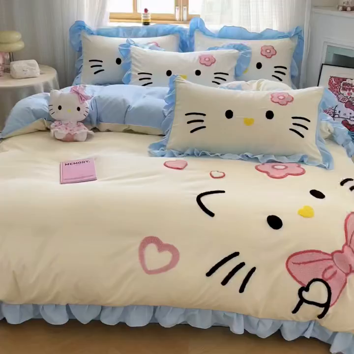 91家纺网 家纺一手货源 找家纺 泉欣家纺 2026新款网红可爱卡通 公主风毛巾绣花水洗棉四件套（专版花型） 甜甜猫咪-奶黄蓝