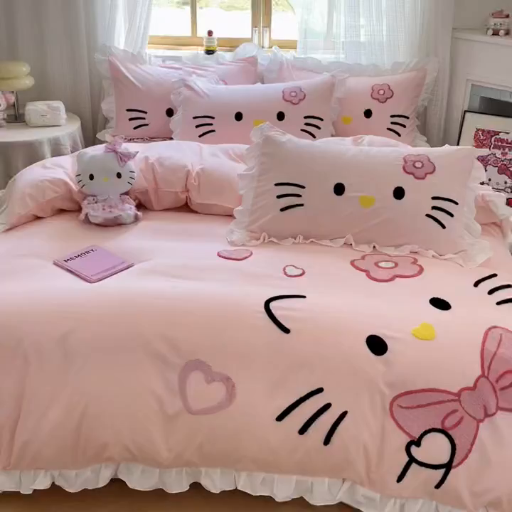 91家纺网 家纺一手货源 找家纺 泉欣家纺 2026新款网红可爱卡通 公主风毛巾绣花水洗棉四件套（专版花型） 甜甜猫咪-粉玉