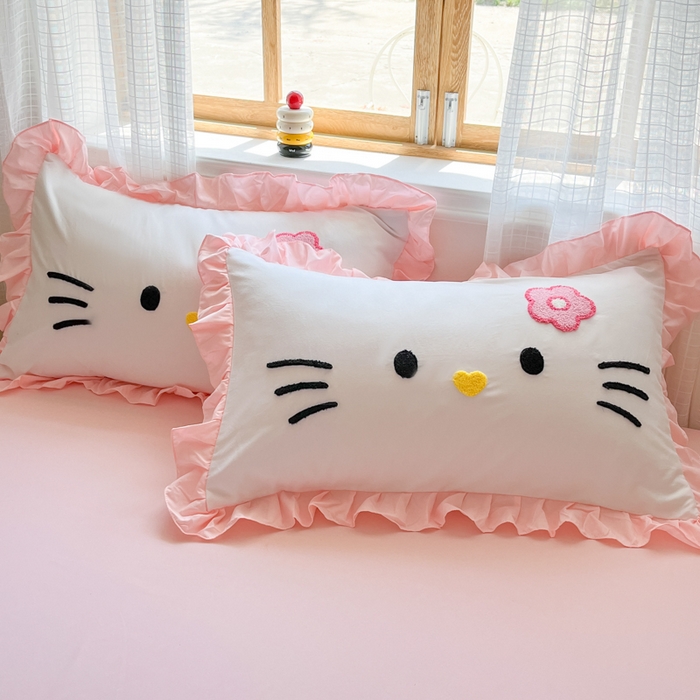 91家纺网 家纺一手货源 找家纺 泉欣家纺 2026新款网红可爱卡通 公主风毛巾绣花水洗棉四件套（专版花型） 甜甜猫咪-粉白