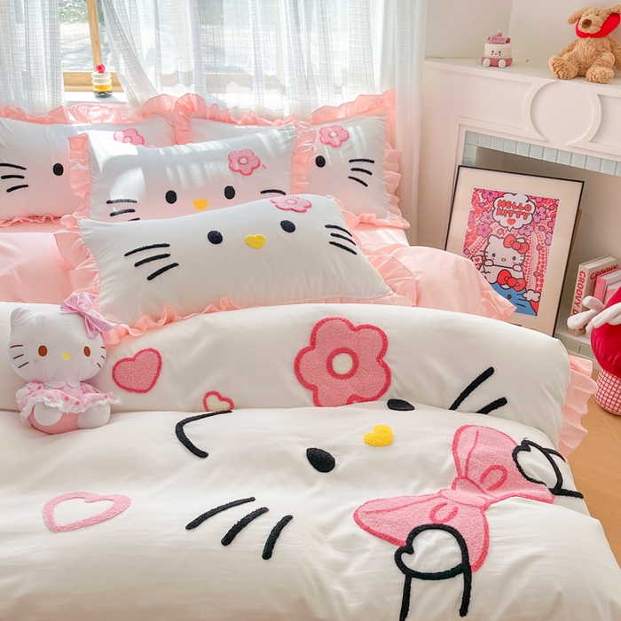 91家纺网 家纺一手货源 找家纺 泉欣家纺 2026新款网红可爱卡通 公主风毛巾绣花水洗棉四件套（专版花型） 甜甜猫咪-粉白