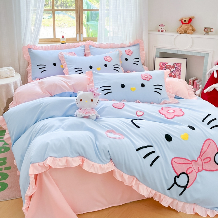 91家纺网 家纺一手货源 找家纺 泉欣家纺 2026新款网红可爱卡通 公主风毛巾绣花水洗棉四件套（专版花型） 甜甜猫咪-蓝粉