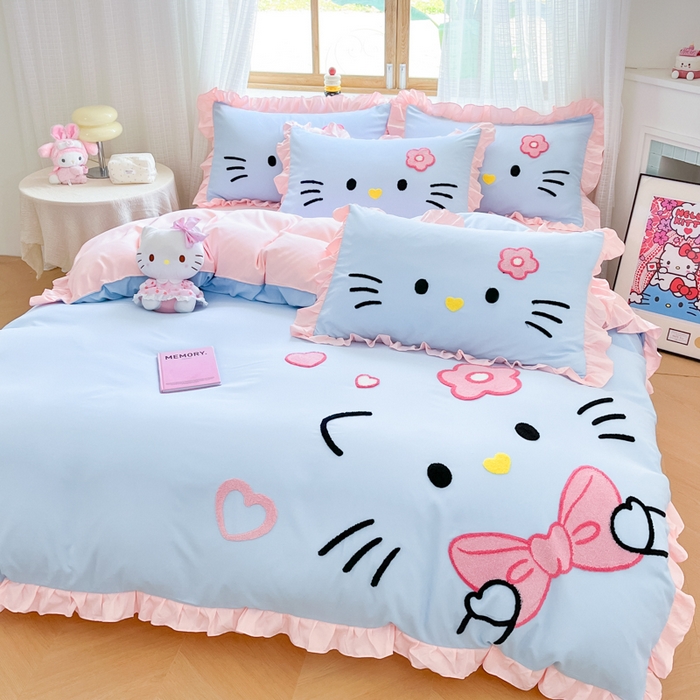 91家纺网 家纺一手货源 找家纺 泉欣家纺 2026新款网红可爱卡通 公主风毛巾绣花水洗棉四件套（专版花型） 甜甜猫咪-蓝粉