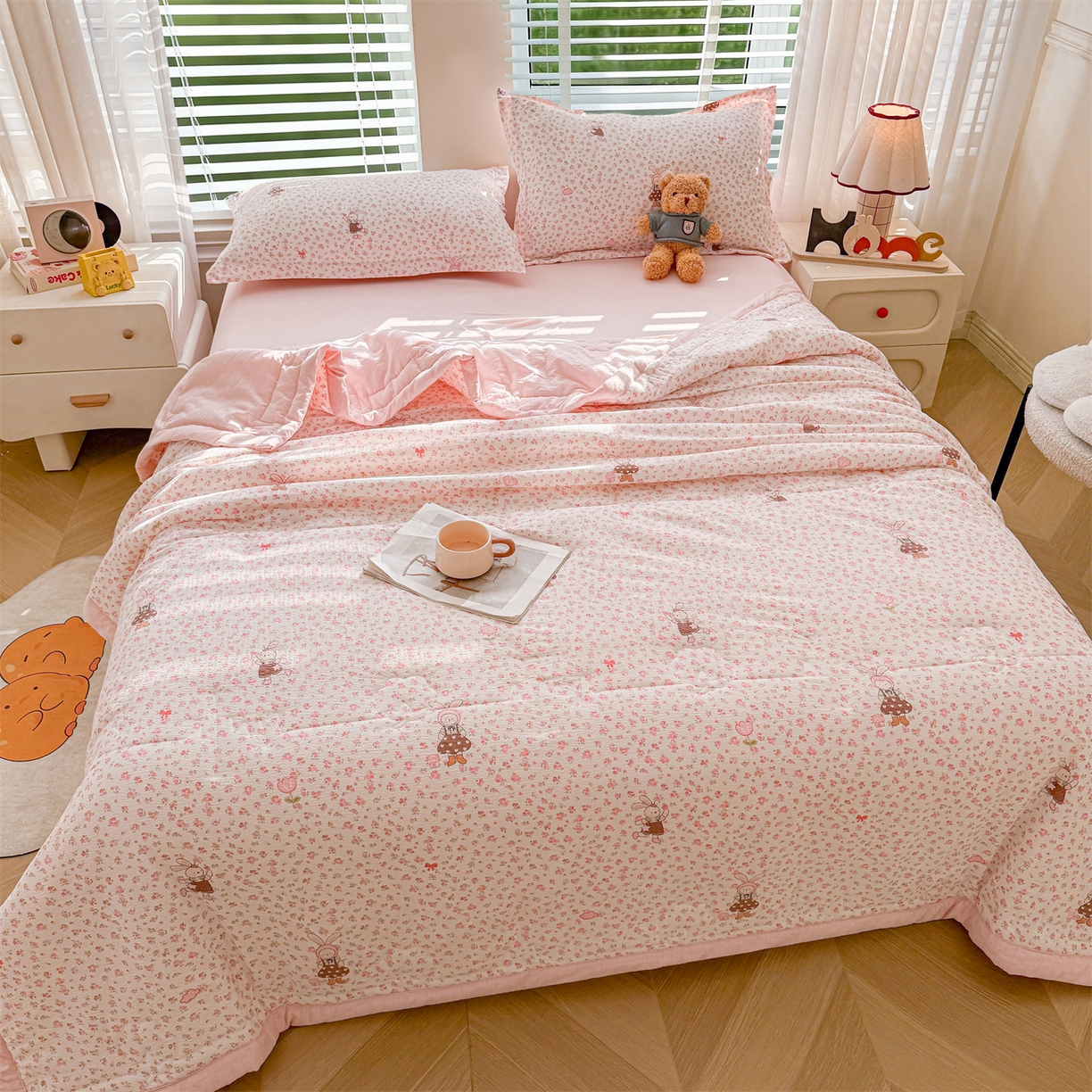 91家纺网 家纺一手货源 找家纺 西域种棉人·千百笠 2026新款A类新疆棉花夏凉被加宽包边水洗棉卡通印花吸湿透气棉花夏被空调被 云感花彩兔