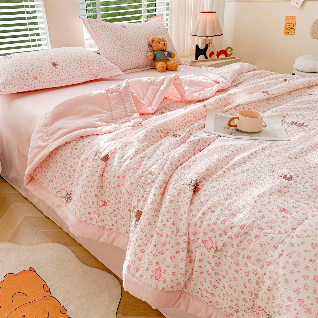 91家纺网 家纺一手货源 找家纺 西域种棉人·千百笠 2026新款A类新疆棉花夏凉被加宽包边水洗棉卡通印花吸湿透气棉花夏被空调被 云感花彩兔