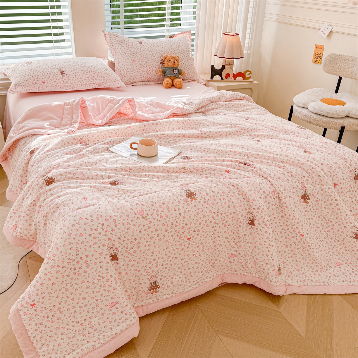 91家纺网 家纺一手货源 找家纺 西域种棉人·千百笠 2026新款A类新疆棉花夏凉被加宽包边水洗棉卡通印花吸湿透气棉花夏被空调被 云感花彩兔