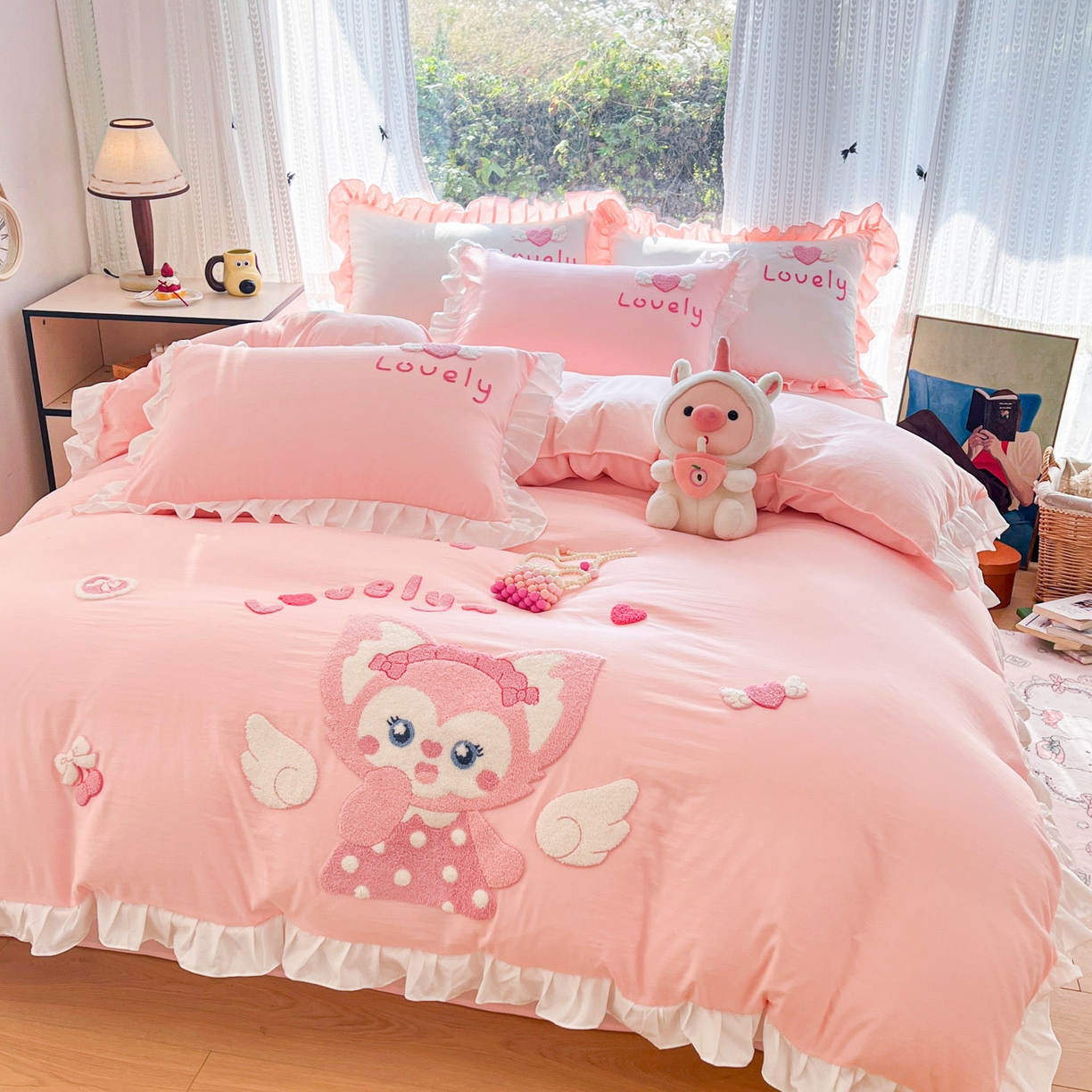 91家纺网 家纺一手货源 找家纺 泉欣家纺 2026新款网红可爱卡通 公主风毛巾绣花水洗棉四件套（专版花型） 风铃团团  粉玉