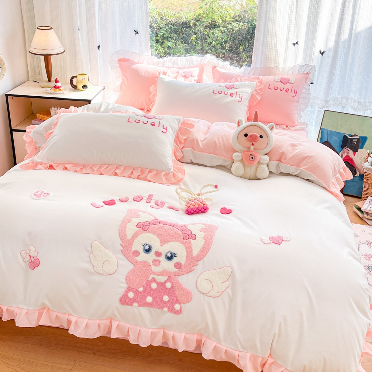 91家纺网 家纺一手货源 找家纺 泉欣家纺 2026新款网红可爱卡通 公主风毛巾绣花水洗棉四件套（专版花型）风铃团团  粉白