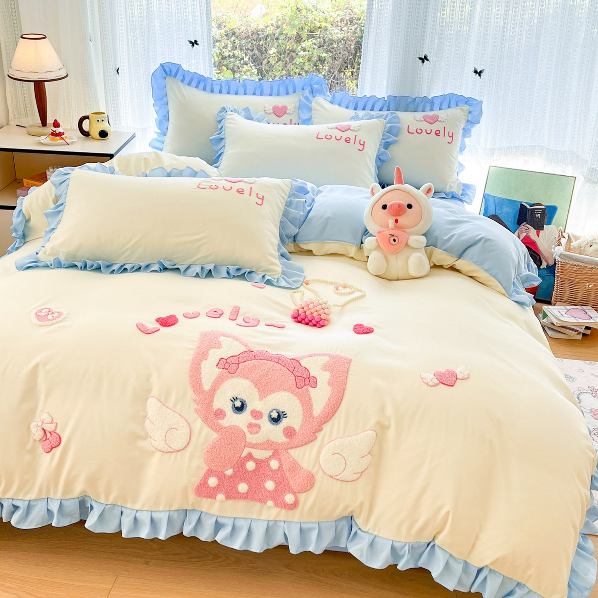 91家纺网 家纺一手货源 找家纺 泉欣家纺 2026新款网红可爱卡通 公主风毛巾绣花水洗棉四件套（专版花型）风铃团团  奶黄粉