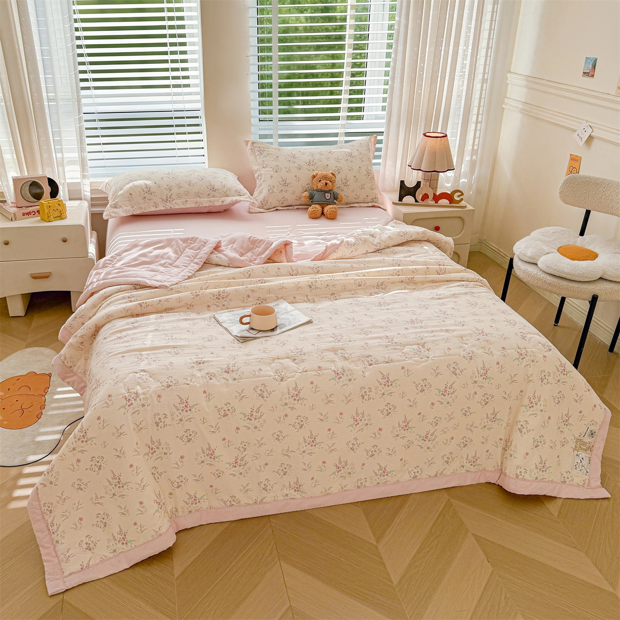 91家纺网 家纺一手货源 找家纺 西域种棉人·千百笠 2026新款A类新疆棉花夏凉被加宽包边水洗棉卡通印花吸湿透气棉花夏被空调被 云感花之蔓