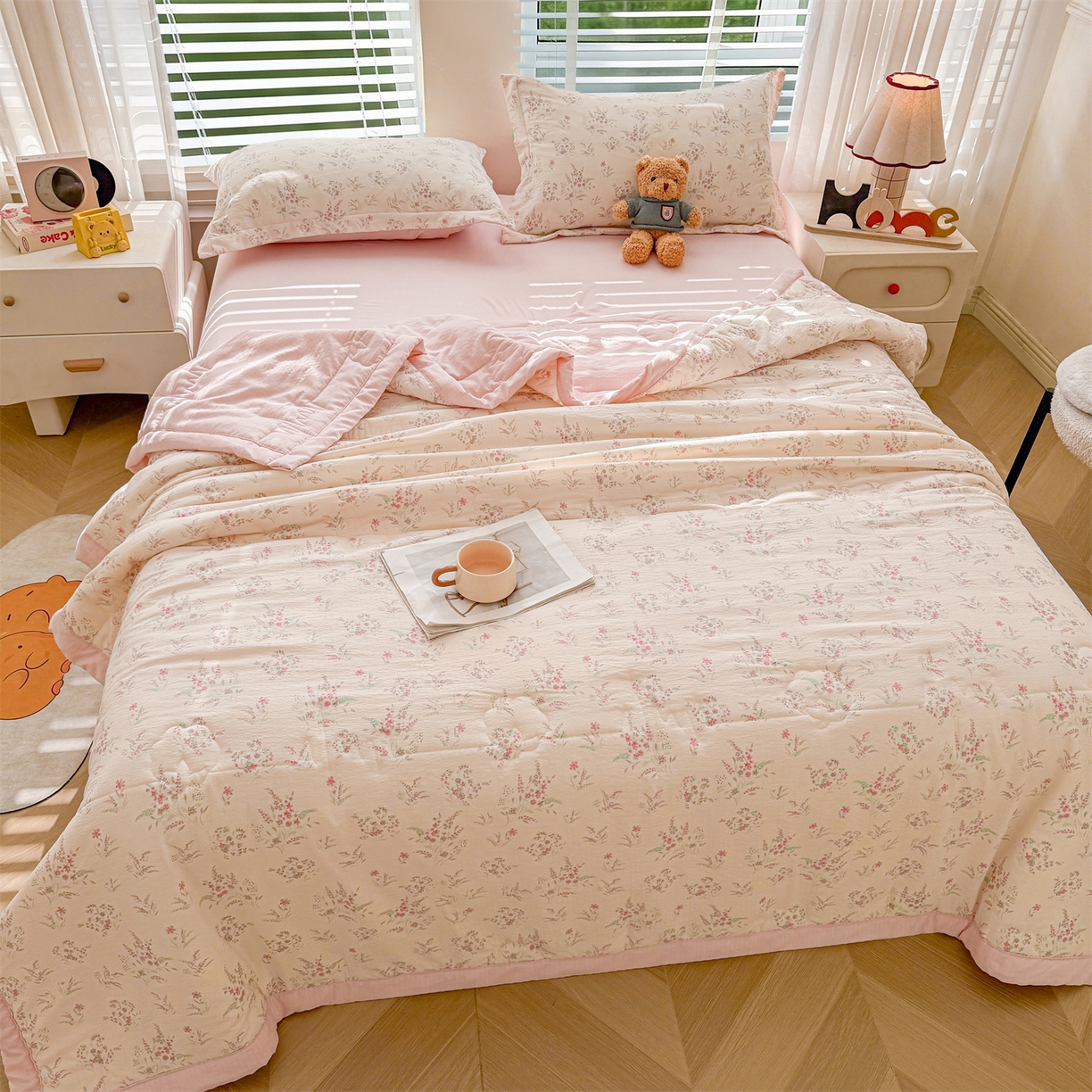 91家纺网 家纺一手货源 找家纺 西域种棉人·千百笠 2026新款A类新疆棉花夏凉被加宽包边水洗棉卡通印花吸湿透气棉花夏被空调被 云感花之蔓