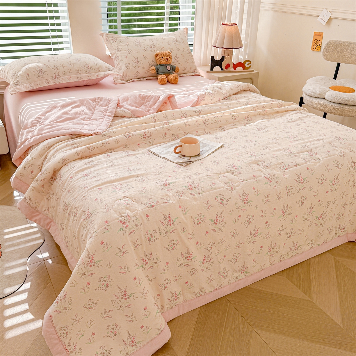 91家纺网 家纺一手货源 找家纺 西域种棉人·千百笠 2026新款A类新疆棉花夏凉被加宽包边水洗棉卡通印花吸湿透气棉花夏被空调被 云感花之蔓