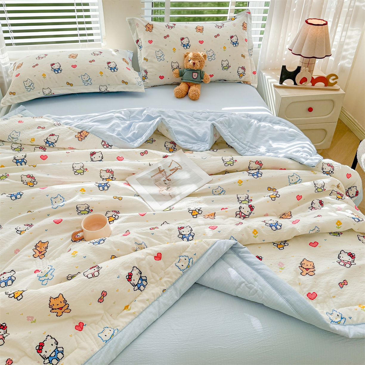 91家纺网 家纺一手货源 找家纺 西域种棉人·千百笠 2026新款A类新疆棉花夏凉被加宽包边水洗棉卡通印花吸湿透气棉花夏被空调被 云感晶咪