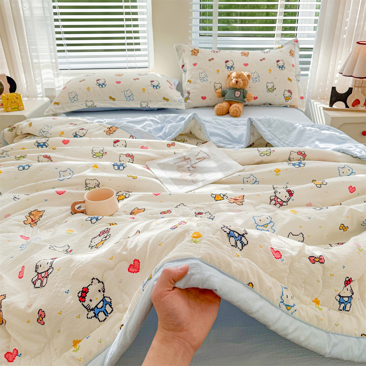 91家纺网 家纺一手货源 找家纺 西域种棉人·千百笠 2026新款A类新疆棉花夏凉被加宽包边水洗棉卡通印花吸湿透气棉花夏被空调被 云感晶咪