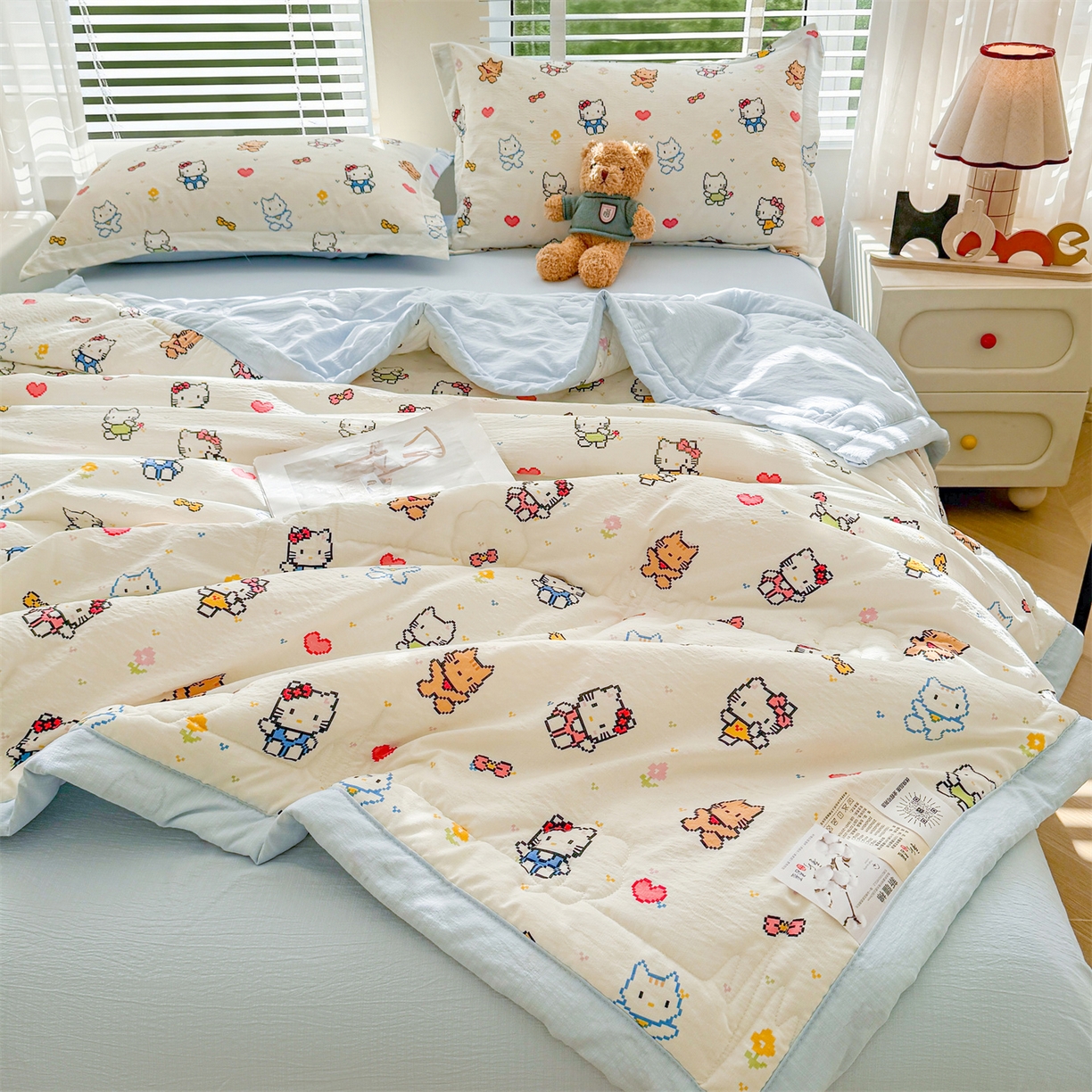 91家纺网 家纺一手货源 找家纺 西域种棉人·千百笠 2026新款A类新疆棉花夏凉被加宽包边水洗棉卡通印花吸湿透气棉花夏被空调被 云感晶咪