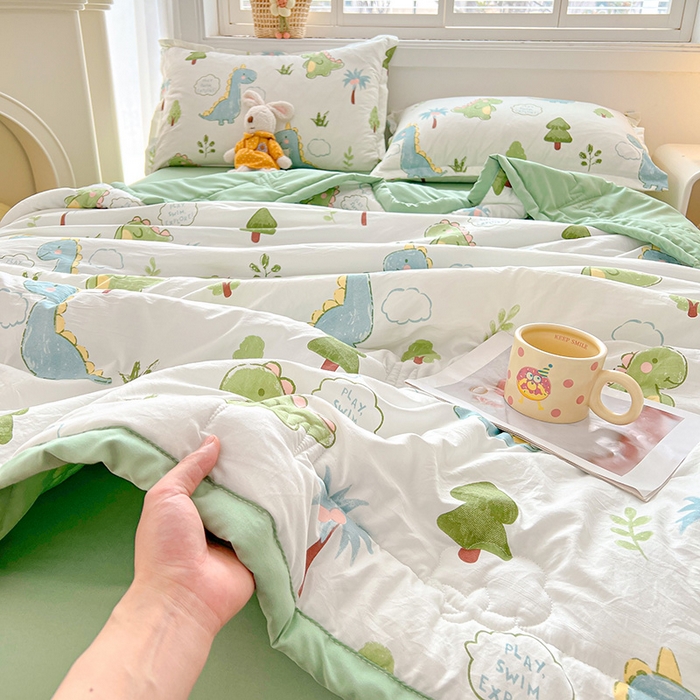 91家纺网 家纺一手货源 找家纺 西域种棉人·千百笠 2026新款A类印花手包边凌香新疆棉花夏被 凌香 恐龙