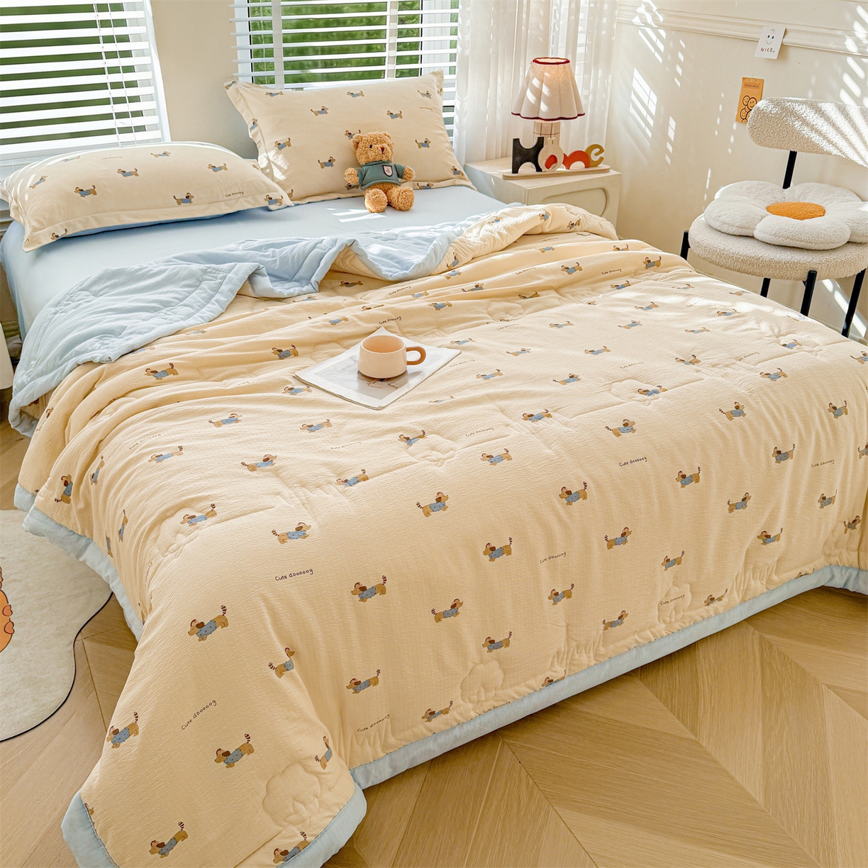 91家纺网 家纺一手货源 找家纺 西域种棉人·千百笠 2026新款A类新疆棉花夏凉被加宽包边水洗棉卡通印花吸湿透气棉花夏被空调被 云感腊肠狗