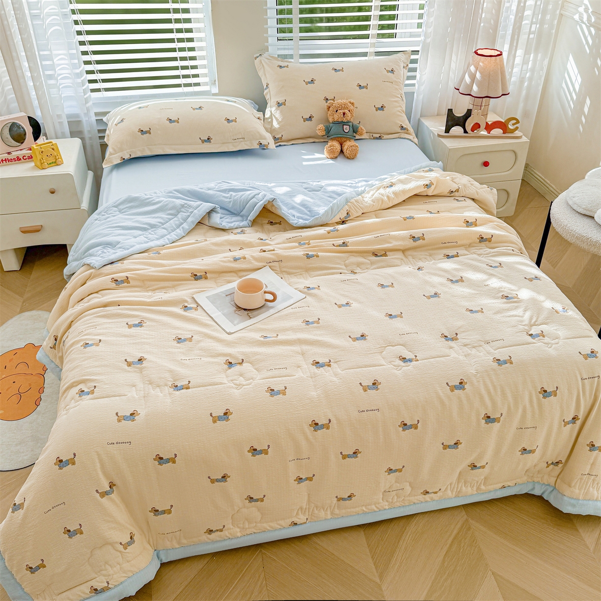 91家纺网 家纺一手货源 找家纺 西域种棉人·千百笠 2026新款A类新疆棉花夏凉被加宽包边水洗棉卡通印花吸湿透气棉花夏被空调被 云感腊肠狗