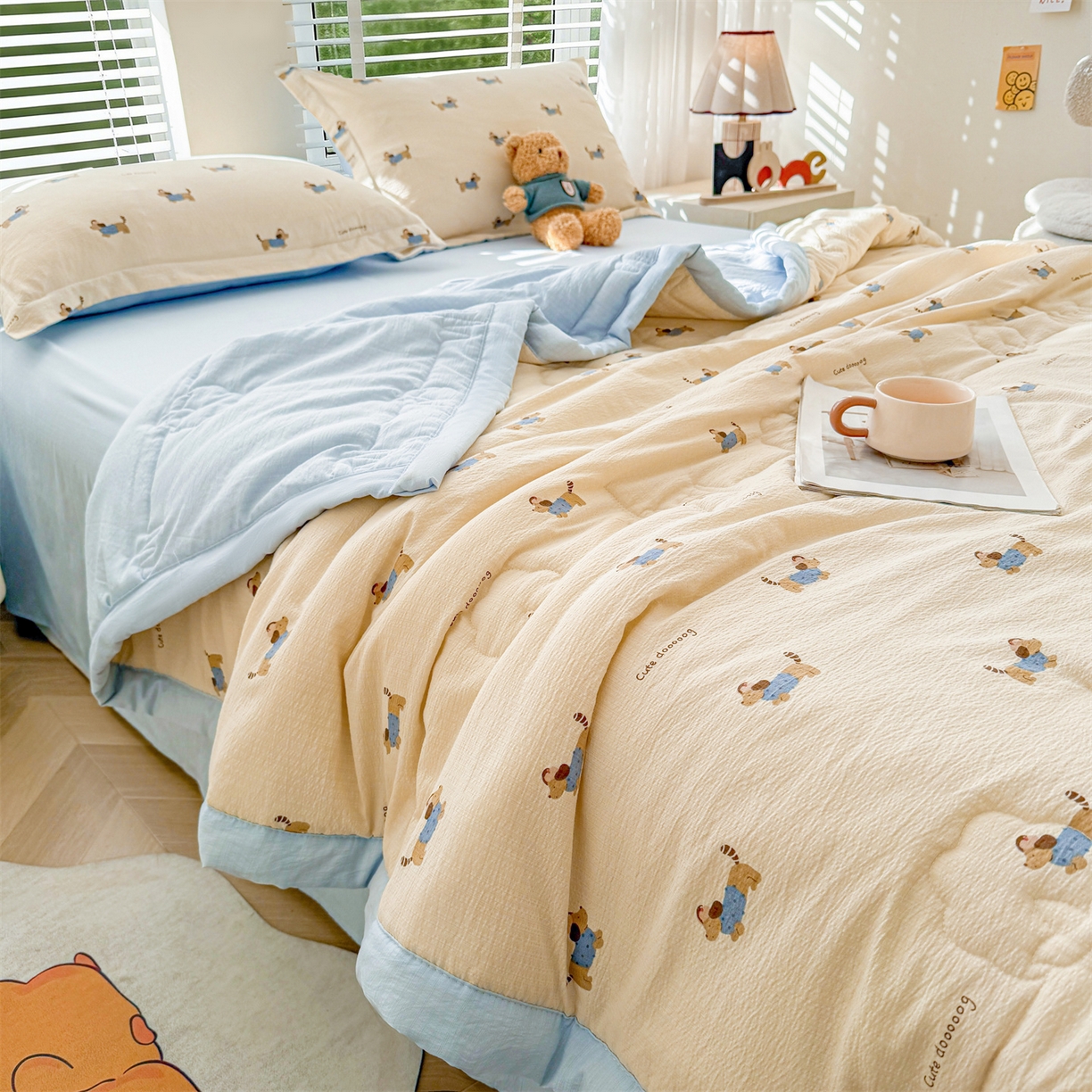 91家纺网 家纺一手货源 找家纺 西域种棉人·千百笠 2026新款A类新疆棉花夏凉被加宽包边水洗棉卡通印花吸湿透气棉花夏被空调被 云感腊肠狗