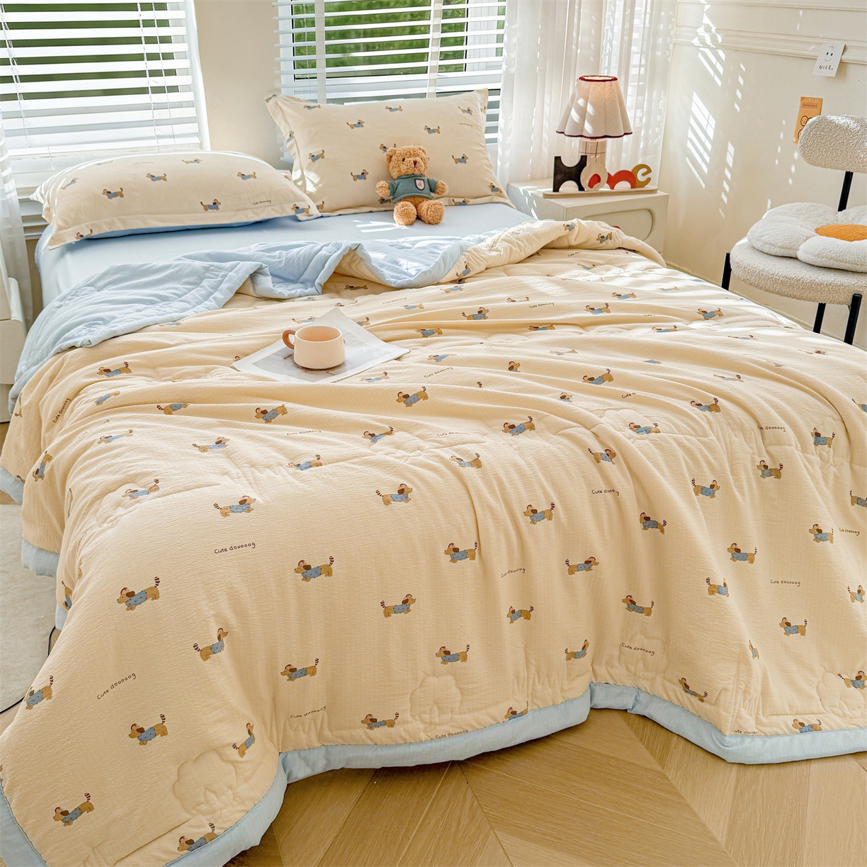 91家纺网 家纺一手货源 找家纺 西域种棉人·千百笠 2026新款A类新疆棉花夏凉被加宽包边水洗棉卡通印花吸湿透气棉花夏被空调被 云感腊肠狗