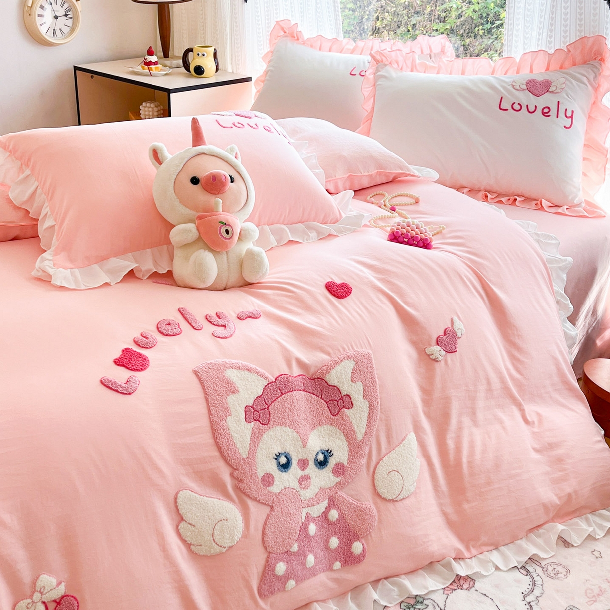 91家纺网 家纺一手货源 找家纺 泉欣家纺 2026新款网红可爱卡通 公主风毛巾绣花水洗棉四件套（专版花型） 风铃团团  粉玉