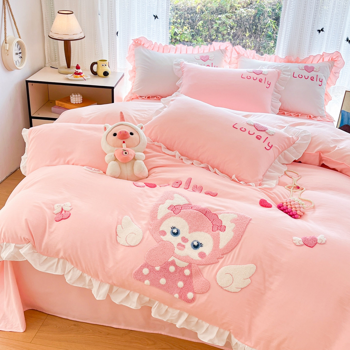 91家纺网 家纺一手货源 找家纺 泉欣家纺 2026新款网红可爱卡通 公主风毛巾绣花水洗棉四件套（专版花型） 风铃团团  粉玉