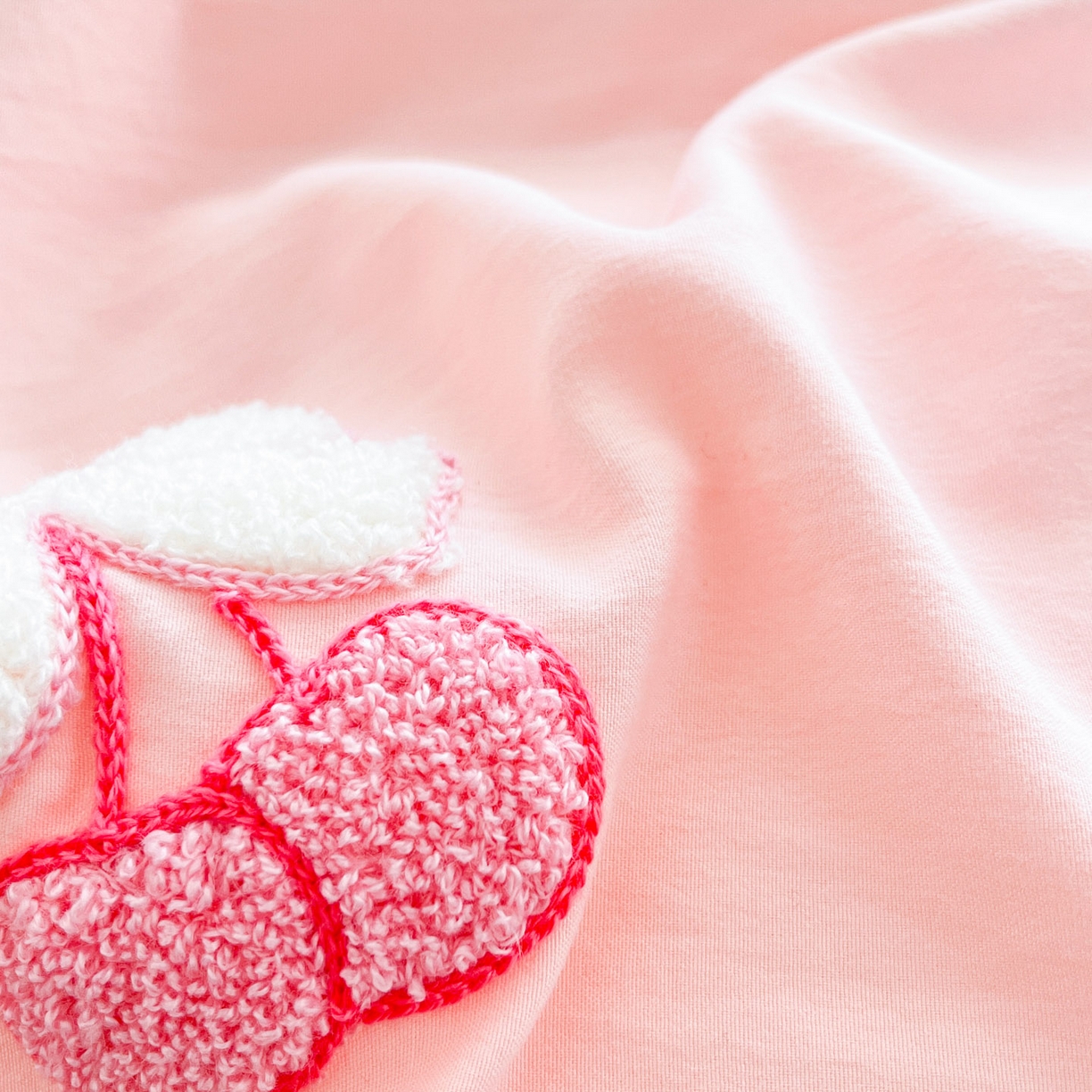 91家纺网 家纺一手货源 找家纺 泉欣家纺 2026新款网红可爱卡通 公主风毛巾绣花水洗棉四件套（专版花型） 风铃团团  粉玉