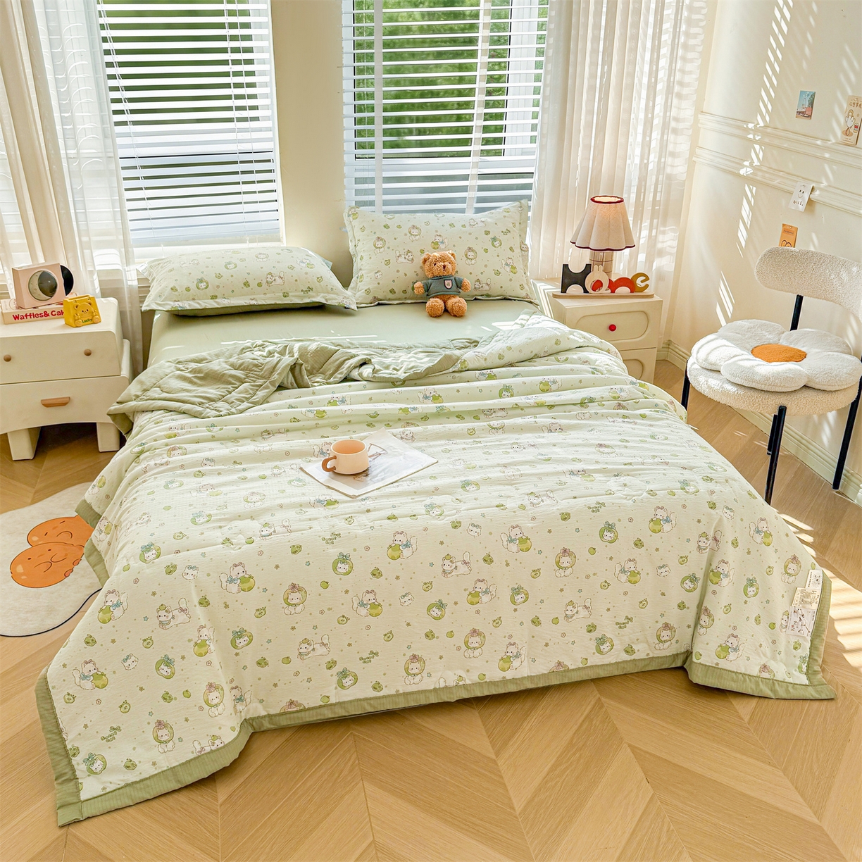 91家纺网 家纺一手货源 找家纺 西域种棉人·千百笠 2026新款A类新疆棉花夏凉被加宽包边水洗棉卡通印花吸湿透气棉花夏被空调被 云感青苹果