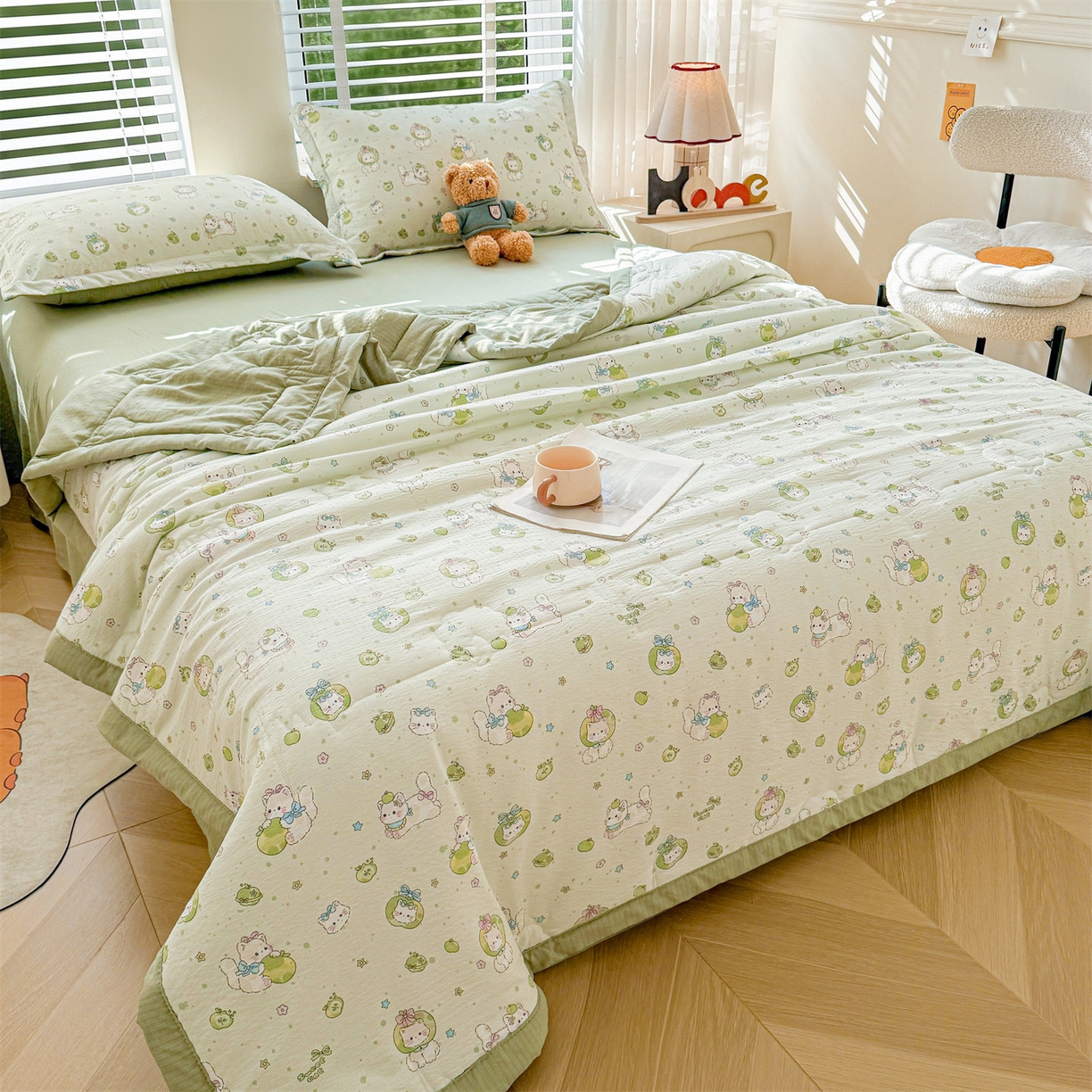 91家纺网 家纺一手货源 找家纺 西域种棉人·千百笠 2026新款A类新疆棉花夏凉被加宽包边水洗棉卡通印花吸湿透气棉花夏被空调被 云感青苹果