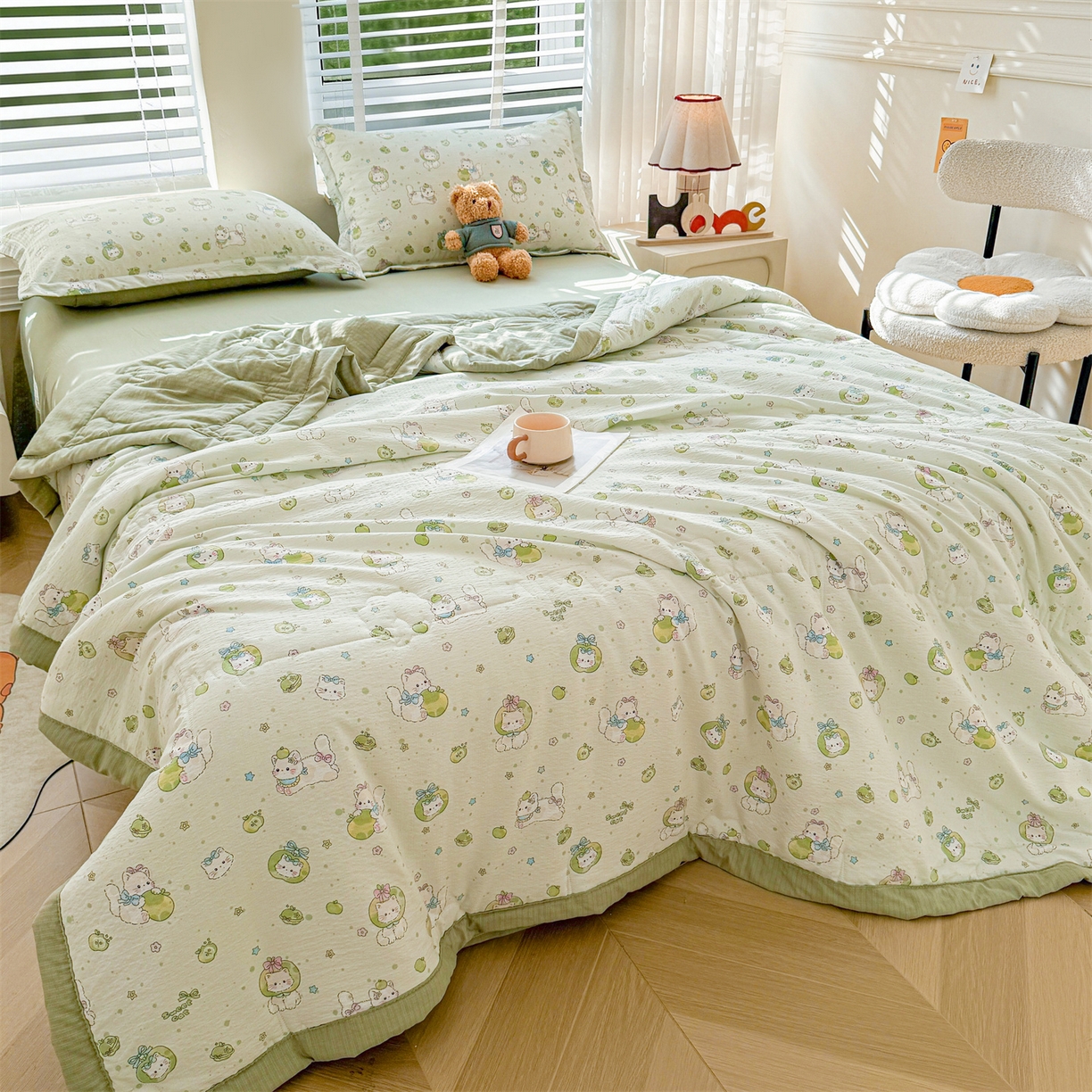 91家纺网 家纺一手货源 找家纺 西域种棉人·千百笠 2026新款A类新疆棉花夏凉被加宽包边水洗棉卡通印花吸湿透气棉花夏被空调被 云感青苹果