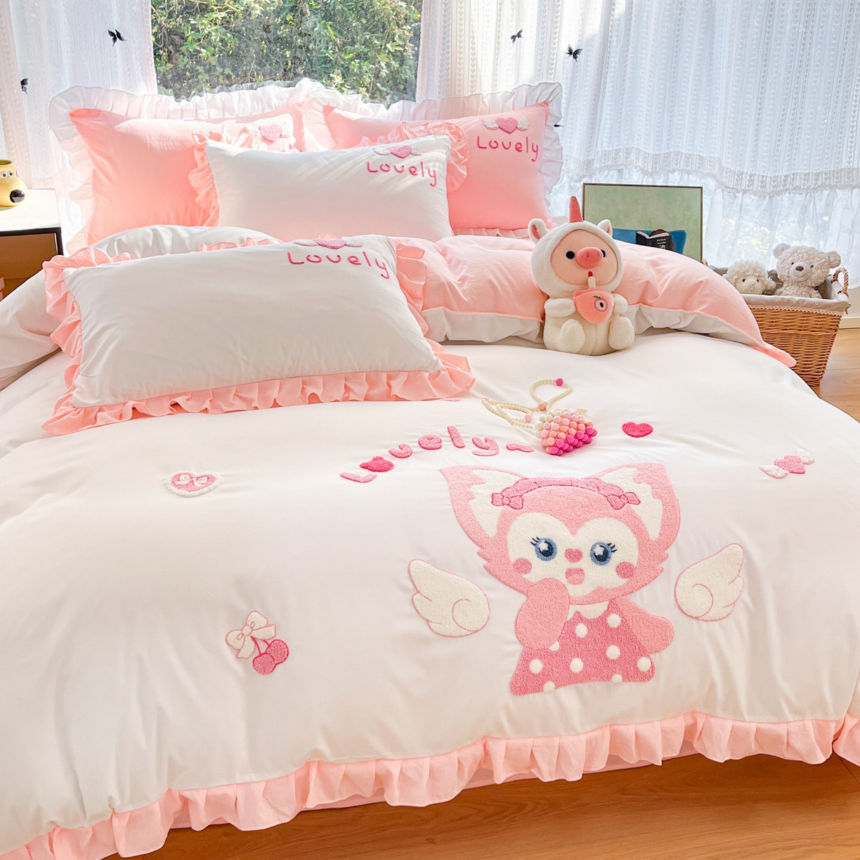 91家纺网 家纺一手货源 找家纺 泉欣家纺 2026新款网红可爱卡通 公主风毛巾绣花水洗棉四件套（专版花型）风铃团团  粉白