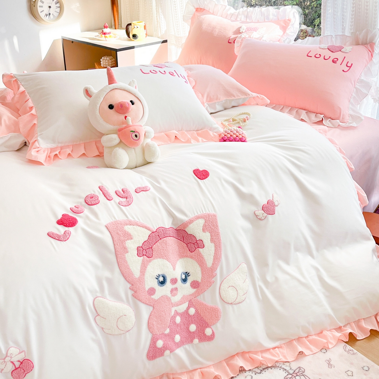 91家纺网 家纺一手货源 找家纺 泉欣家纺 2026新款网红可爱卡通 公主风毛巾绣花水洗棉四件套（专版花型）风铃团团  粉白