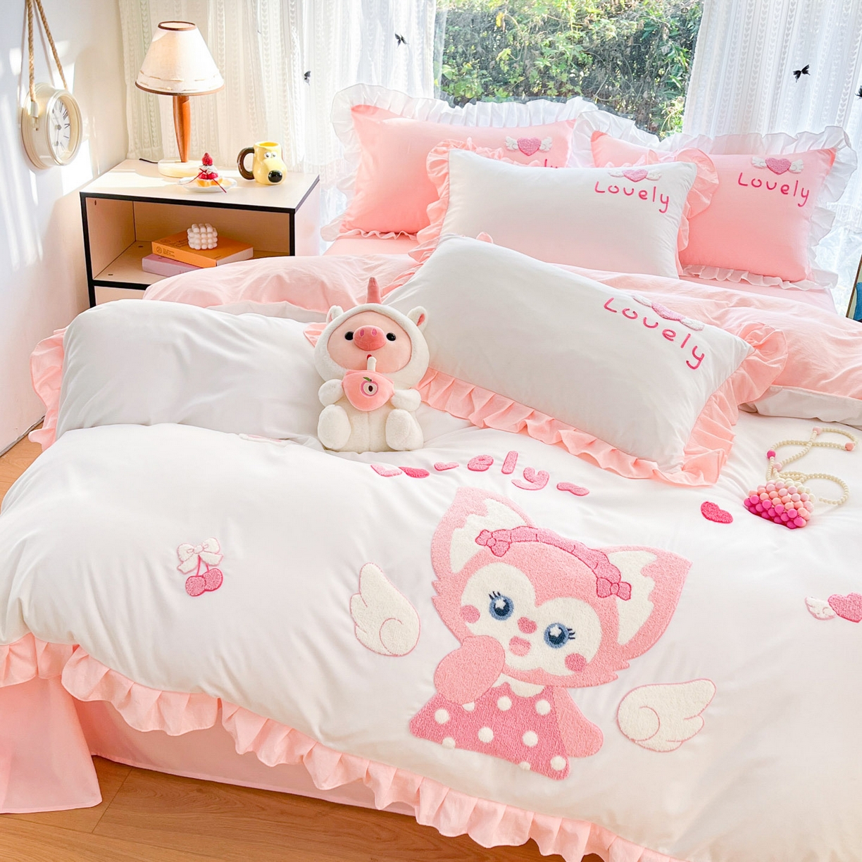 91家纺网 家纺一手货源 找家纺 泉欣家纺 2026新款网红可爱卡通 公主风毛巾绣花水洗棉四件套（专版花型）风铃团团  粉白