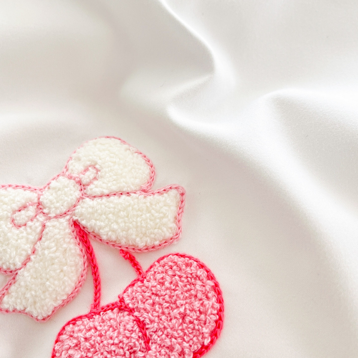 91家纺网 家纺一手货源 找家纺 泉欣家纺 2026新款网红可爱卡通 公主风毛巾绣花水洗棉四件套（专版花型）风铃团团  粉白