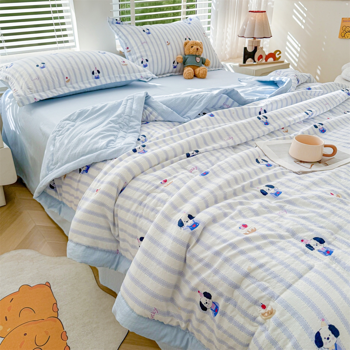 91家纺网 家纺一手货源 找家纺 西域种棉人·千百笠 2026新款A类新疆棉花夏凉被加宽包边水洗棉卡通印花吸湿透气棉花夏被空调被 云感生日狗