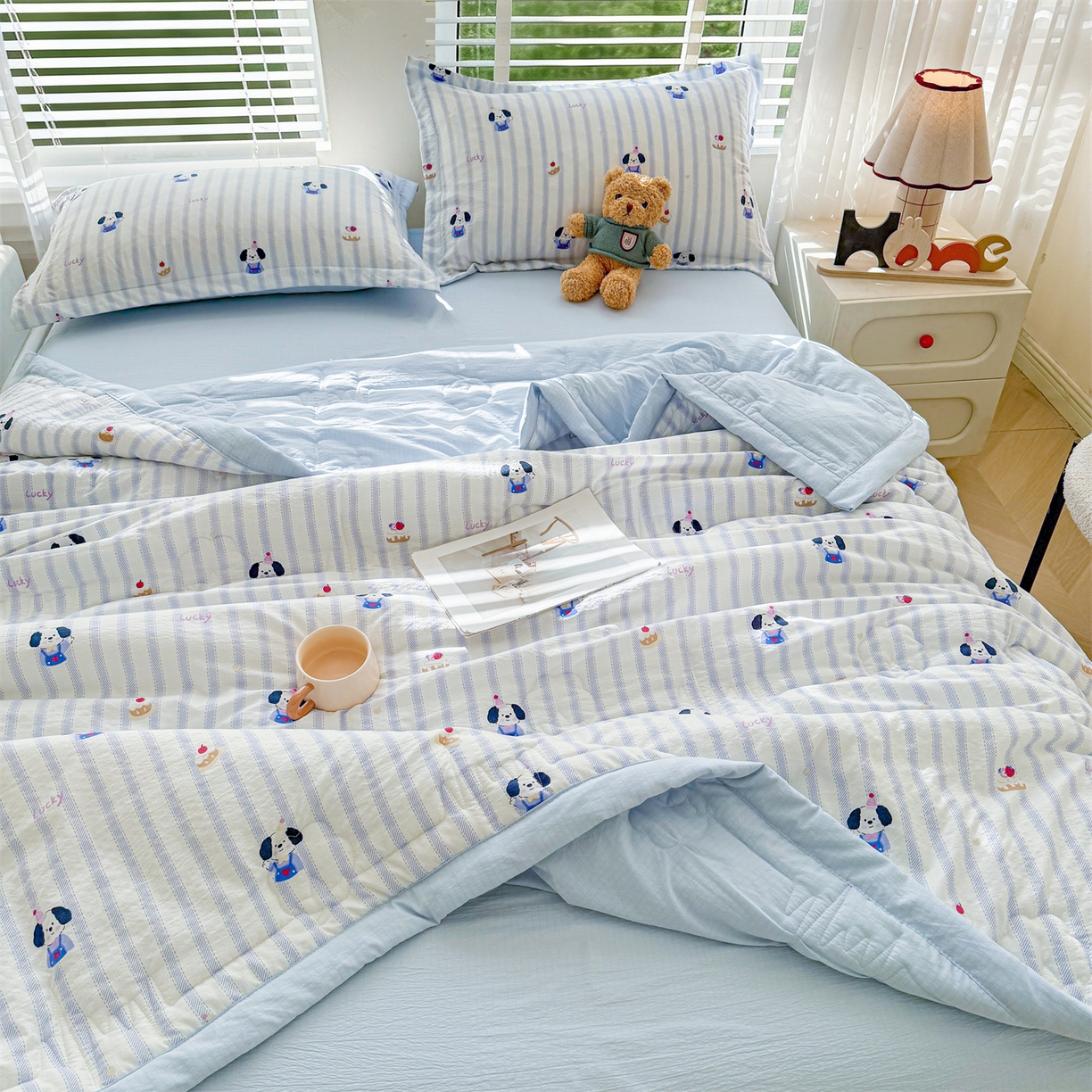 91家纺网 家纺一手货源 找家纺 西域种棉人·千百笠 2026新款A类新疆棉花夏凉被加宽包边水洗棉卡通印花吸湿透气棉花夏被空调被 云感生日狗