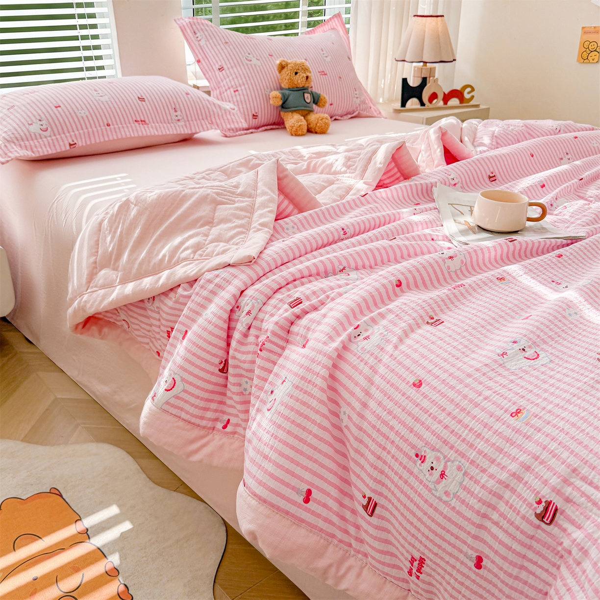 91家纺网 家纺一手货源 找家纺 西域种棉人·千百笠 2026新款A类新疆棉花夏凉被加宽包边水洗棉卡通印花吸湿透气棉花夏被空调被 云感生日派