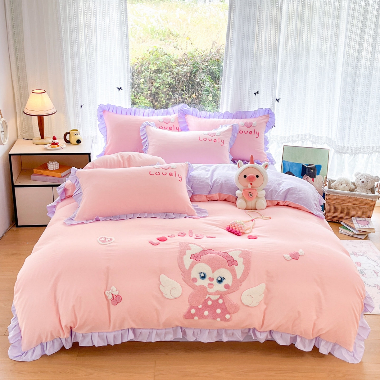 91家纺网 家纺一手货源 找家纺 泉欣家纺 2026新款网红可爱卡通 公主风毛巾绣花水洗棉四件套（专版花型） 风铃团团  粉紫