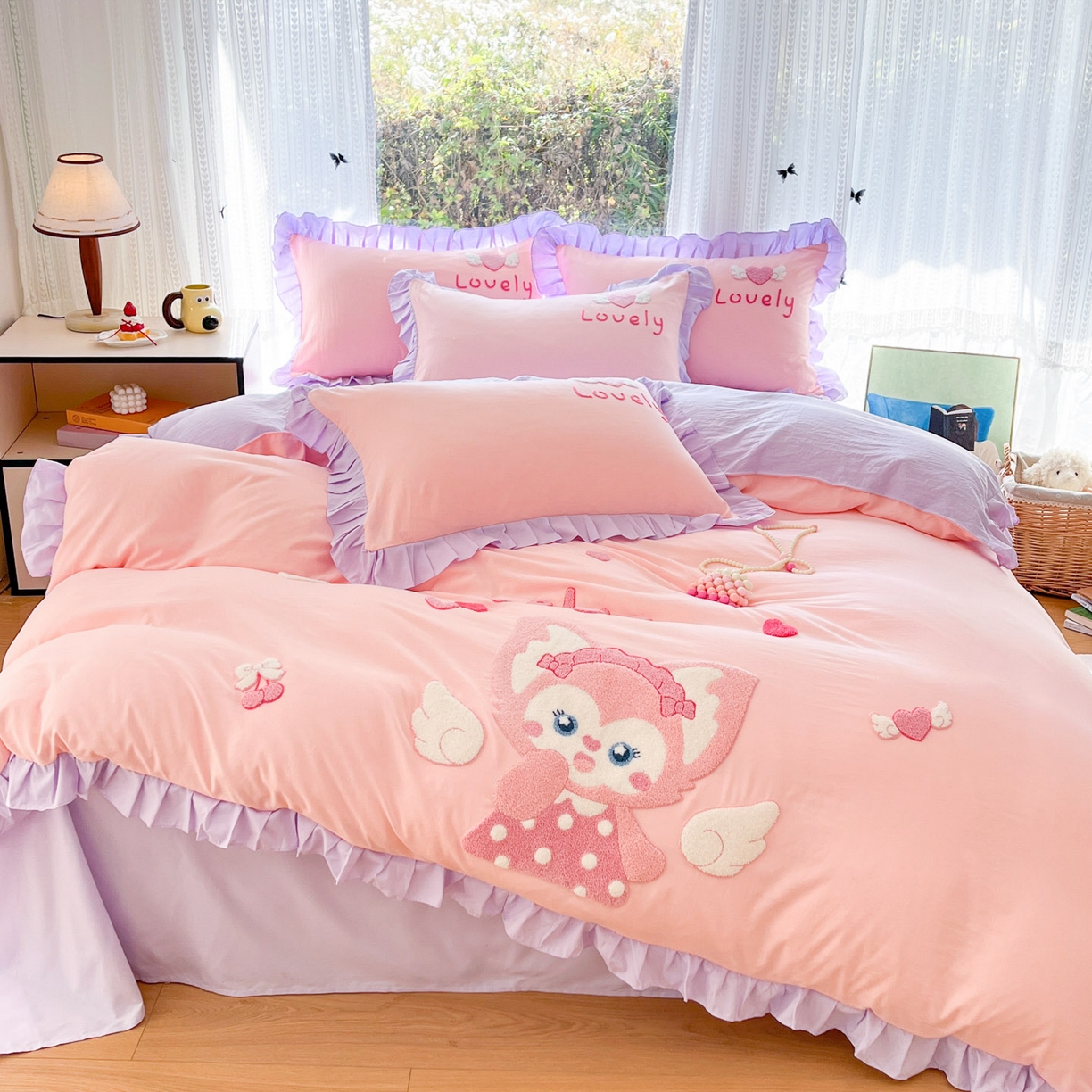 91家纺网 家纺一手货源 找家纺 泉欣家纺 2026新款网红可爱卡通 公主风毛巾绣花水洗棉四件套（专版花型） 风铃团团  粉紫