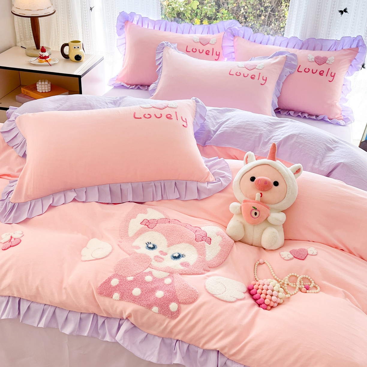 91家纺网 家纺一手货源 找家纺 泉欣家纺 2026新款网红可爱卡通 公主风毛巾绣花水洗棉四件套（专版花型） 风铃团团  粉紫