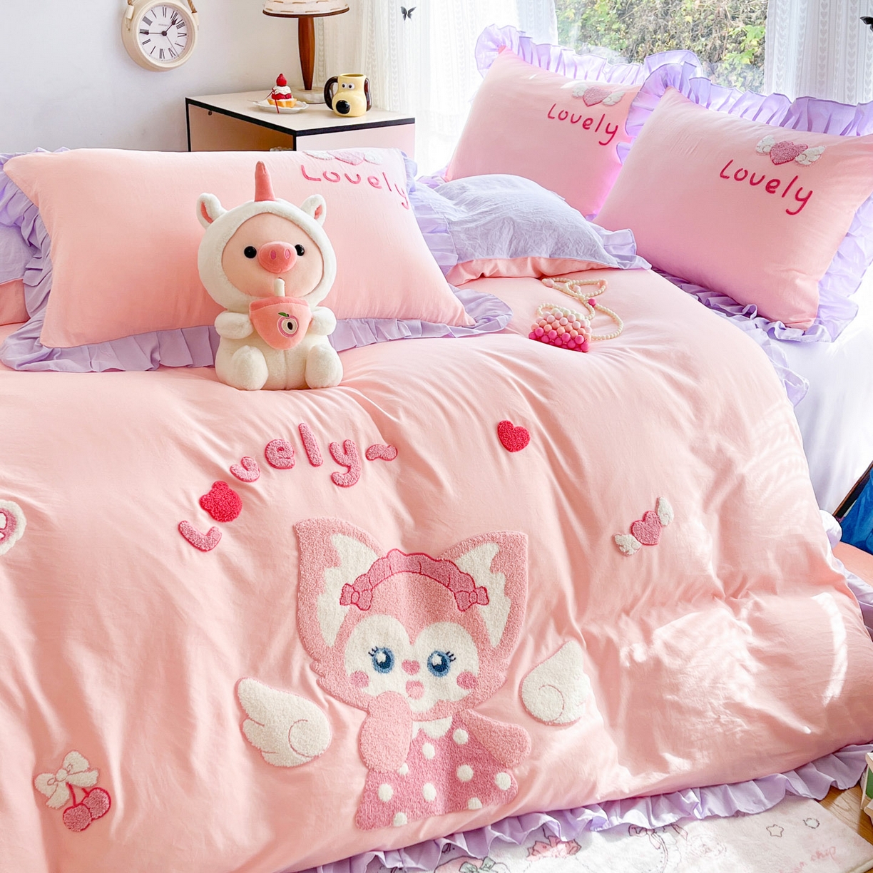 91家纺网 家纺一手货源 找家纺 泉欣家纺 2026新款网红可爱卡通 公主风毛巾绣花水洗棉四件套（专版花型） 风铃团团  粉紫