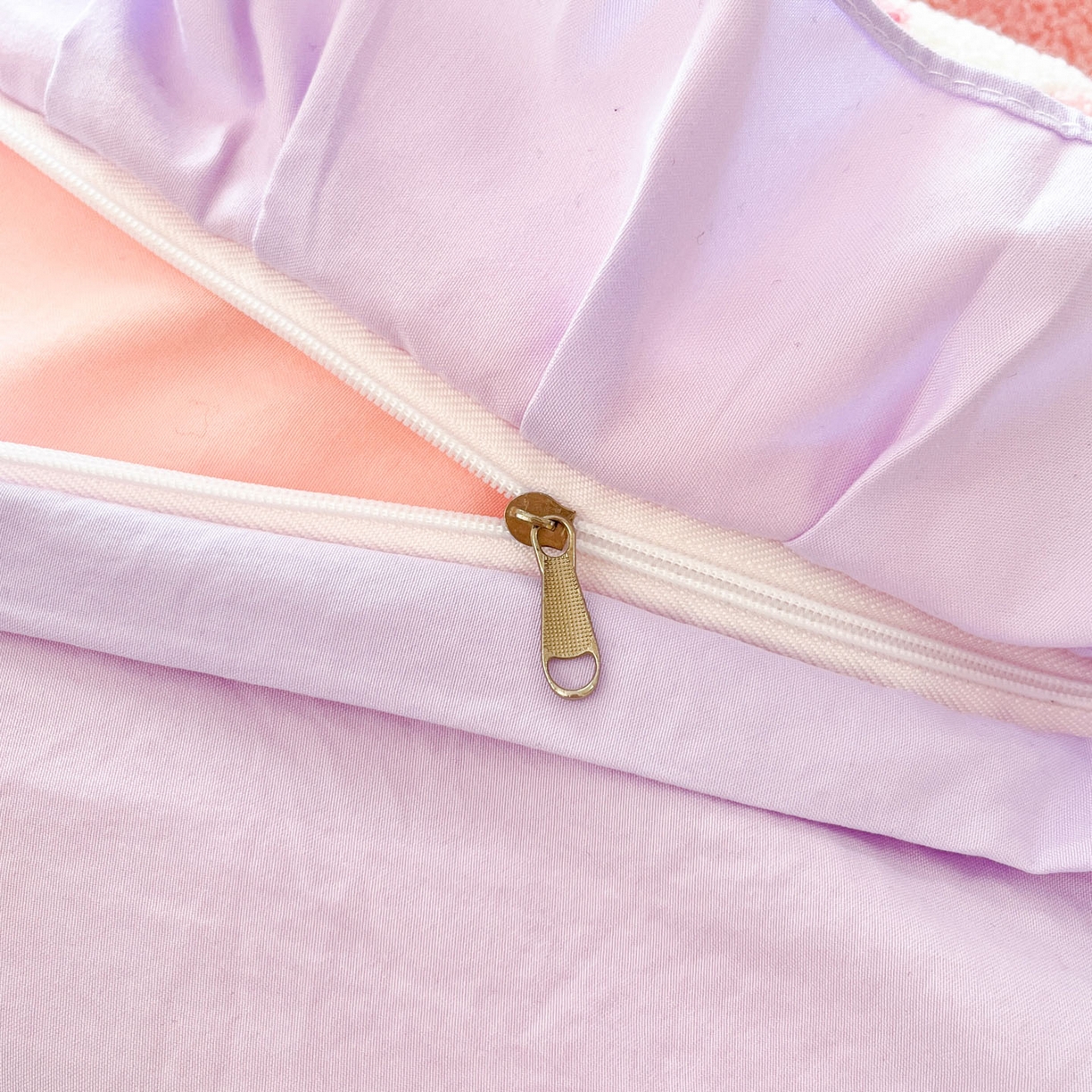 91家纺网 家纺一手货源 找家纺 泉欣家纺 2026新款网红可爱卡通 公主风毛巾绣花水洗棉四件套（专版花型） 风铃团团  粉紫