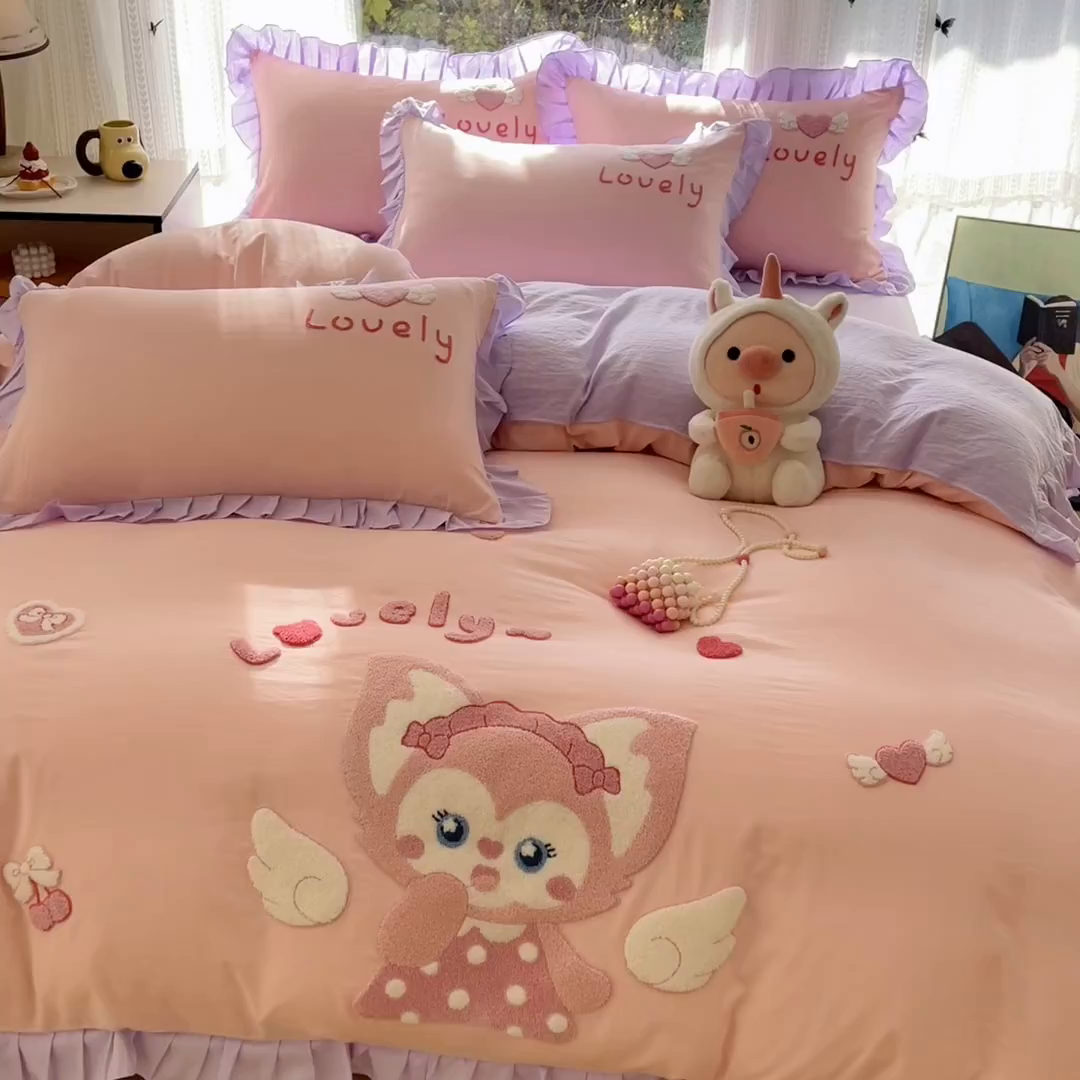 91家纺网 家纺一手货源 找家纺 泉欣家纺 2026新款网红可爱卡通 公主风毛巾绣花水洗棉四件套（专版花型） 风铃团团  粉紫