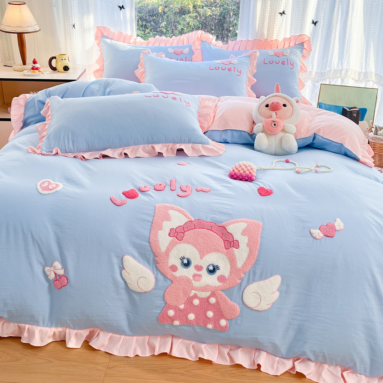 91家纺网 家纺一手货源 找家纺 泉欣家纺 2026新款网红可爱卡通 公主风毛巾绣花水洗棉四件套（专版花型）风铃团团  蓝粉