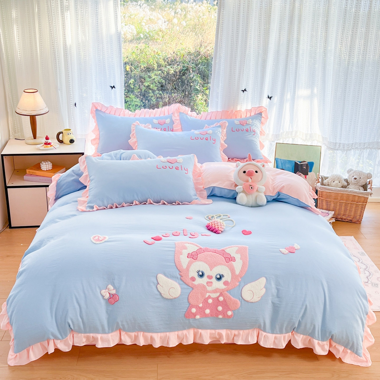 91家纺网 家纺一手货源 找家纺 泉欣家纺 2026新款网红可爱卡通 公主风毛巾绣花水洗棉四件套（专版花型）风铃团团  蓝粉